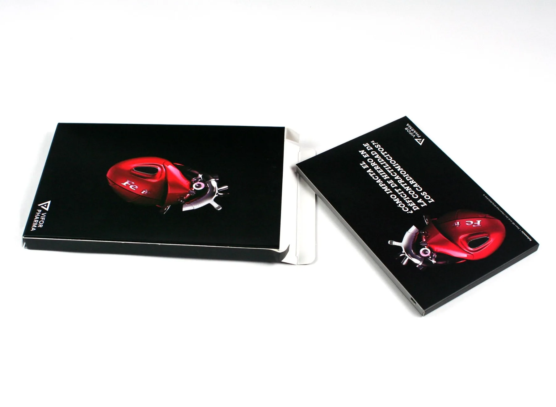 Dos tarjetas negras de pequeño formato con gráfica roja