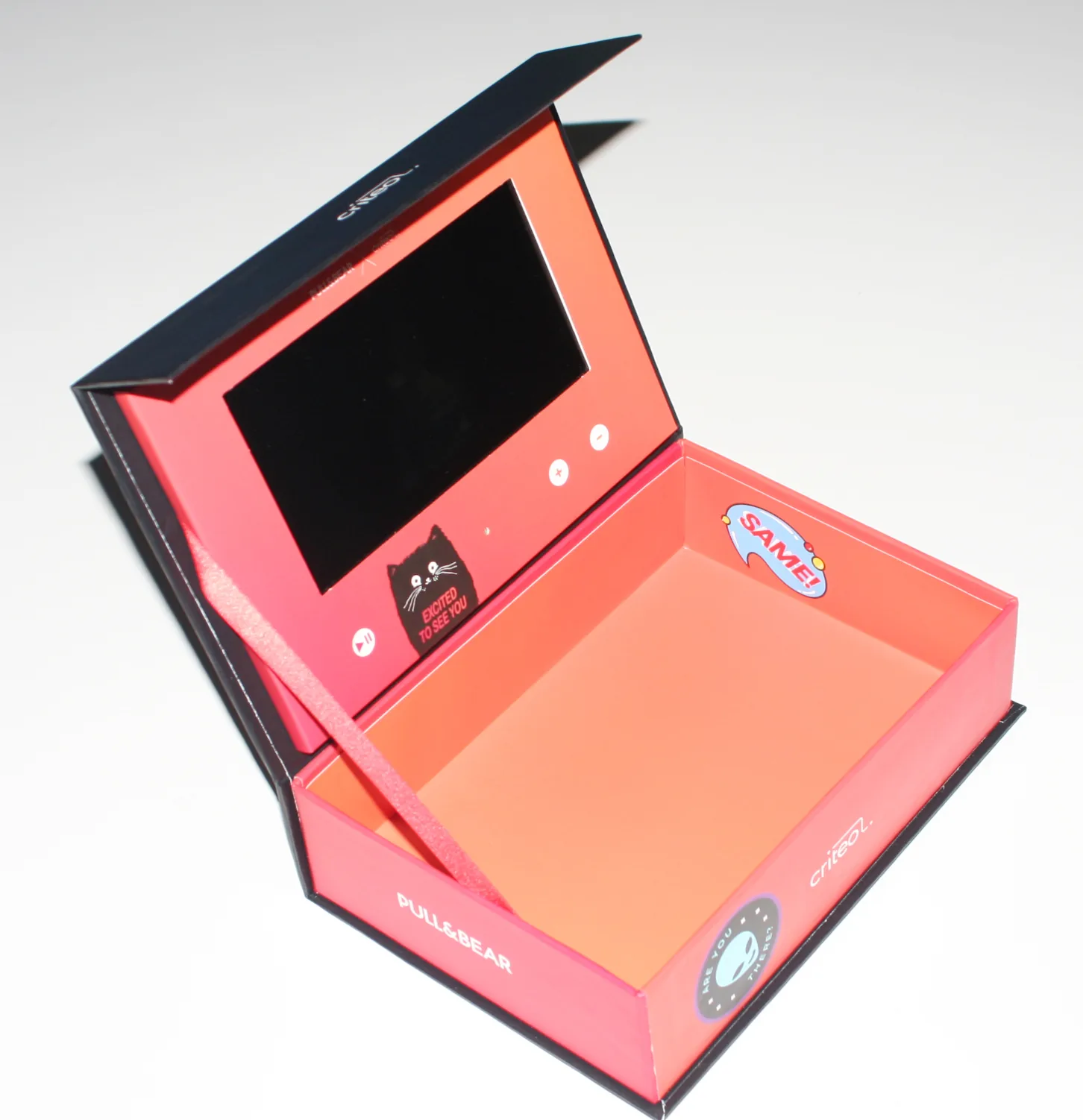 Caja Criteo abierta vista de lado, con pantalla y bolsillo interior