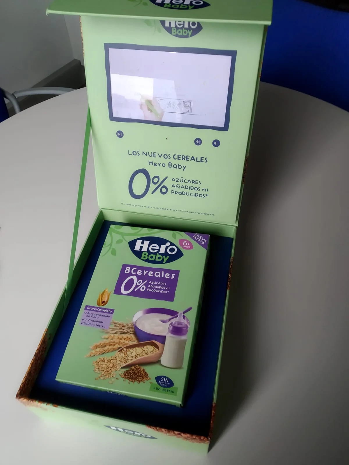 Caja Hero Baby abierta, con pantalla y paquete de cereales