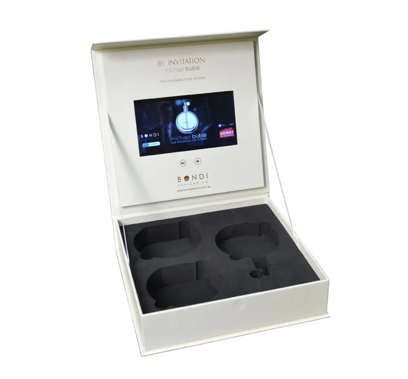 Caja blanca de invitación con pantalla y huecos de espuma negra