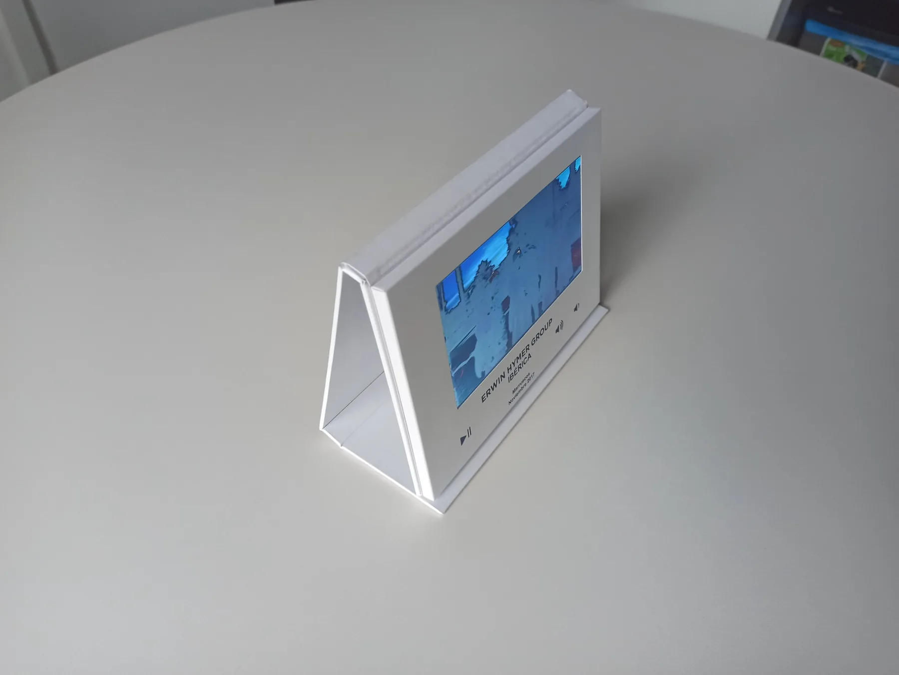 Atril blanco de sobremesa con pantalla
