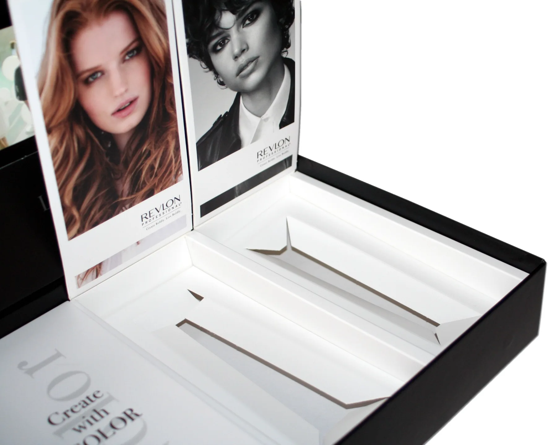 Interior blanco troquelado de la caja Revlon, con retratos de modelos