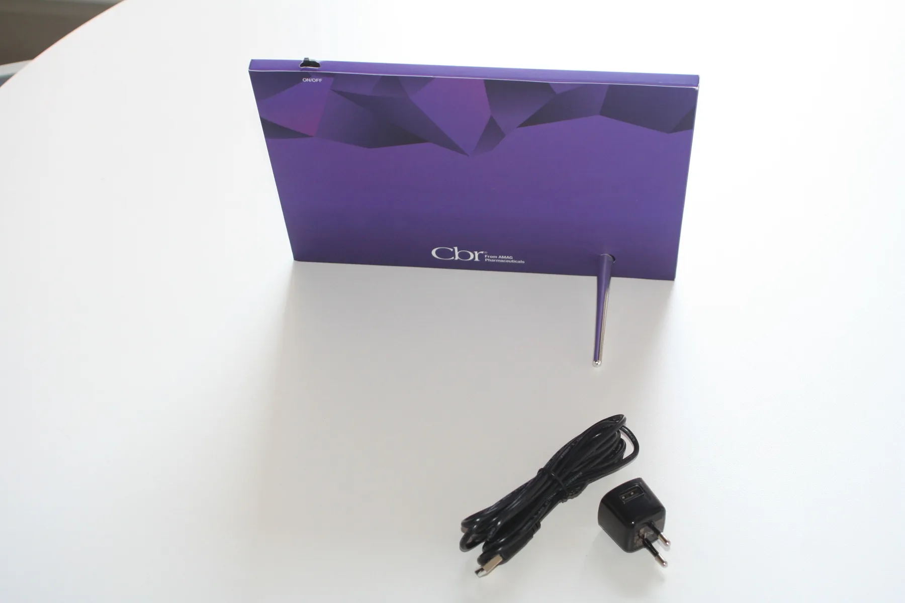 Parte trasera del display cbr, con su pie de apoyo