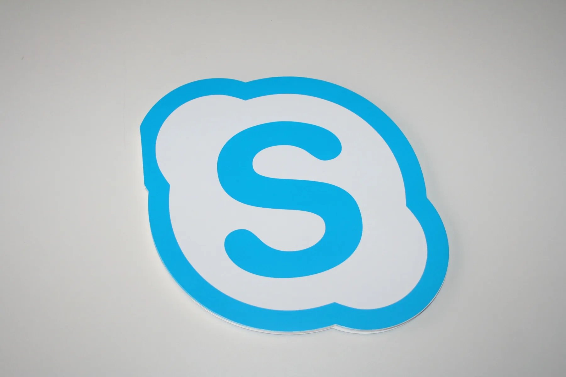 Tarjeta troquelada Skype cerrada, con el logotipo en relieve