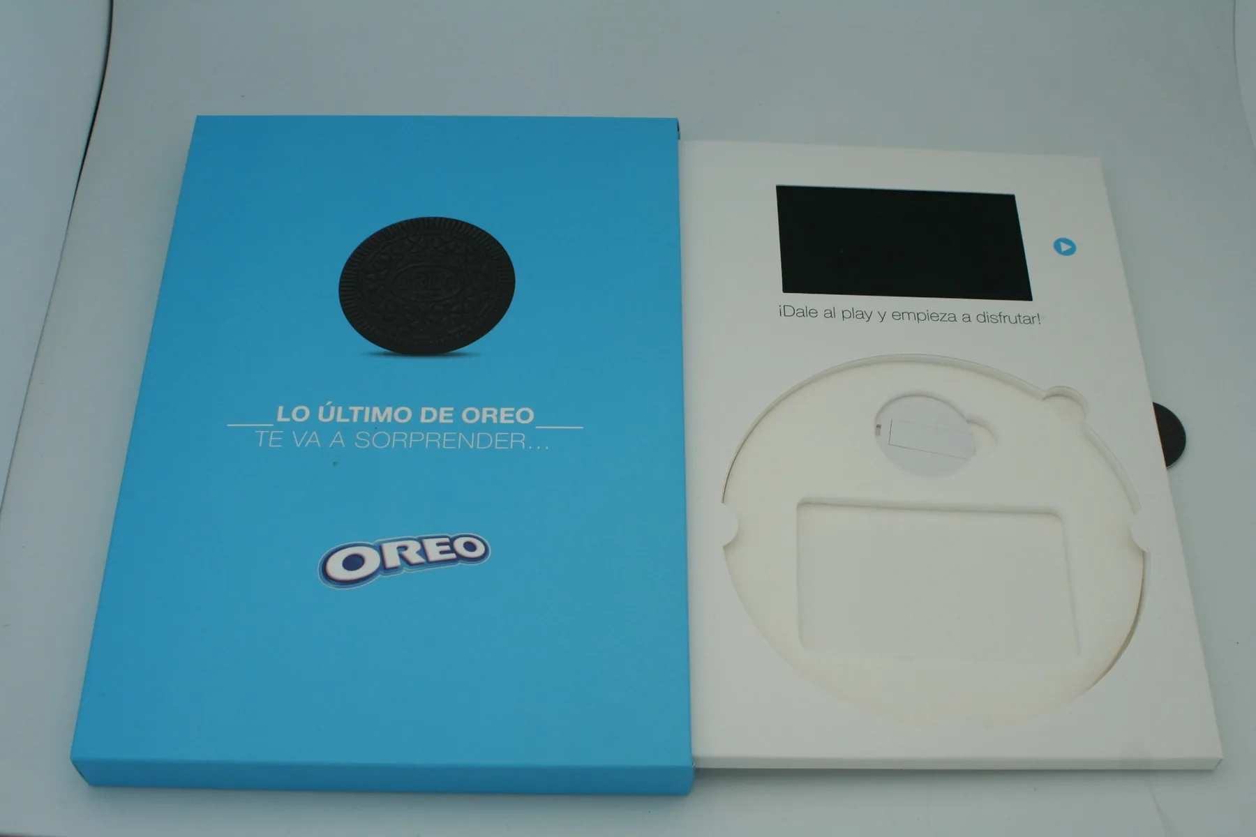 Videoestuche Oreo abierto con el hueco del disco vacío