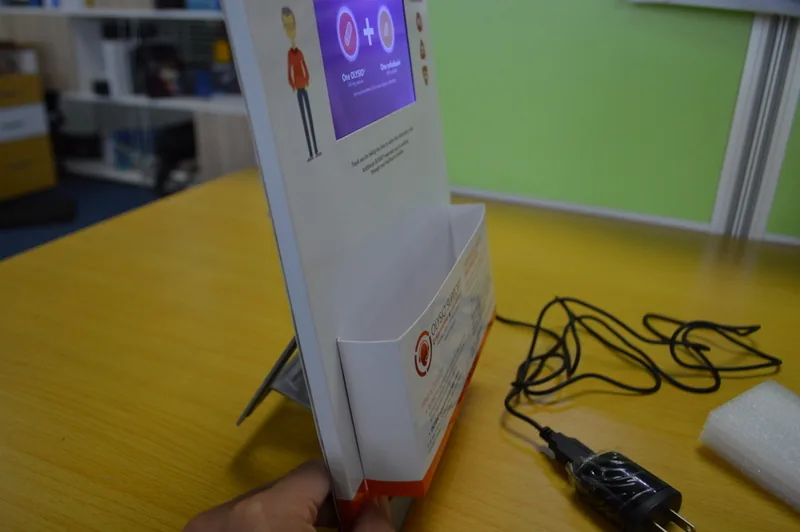 Expositor de folletos con pantalla, visto de lado