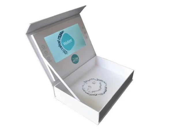 Caja blanca sencilla con pantalla en la tapa
