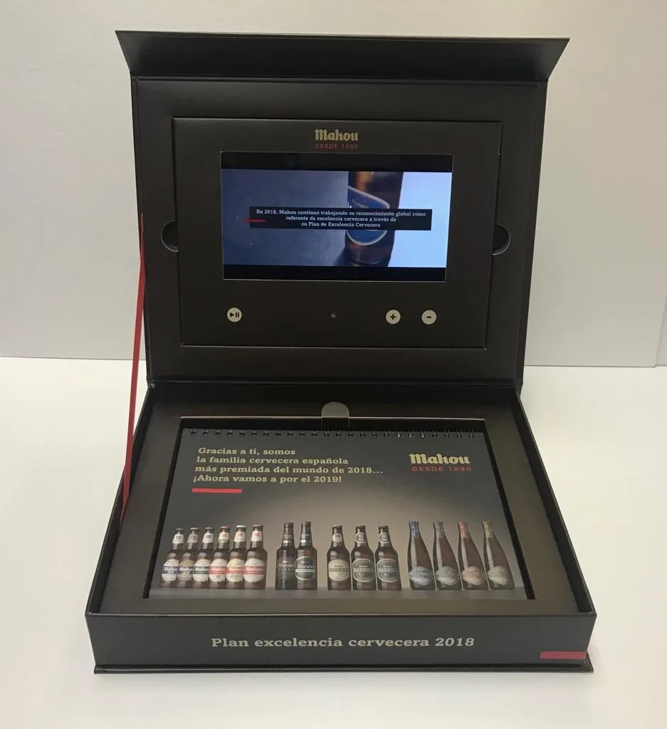 Caja Mahou Plan Excelencia Cervecera abierta, con pantalla