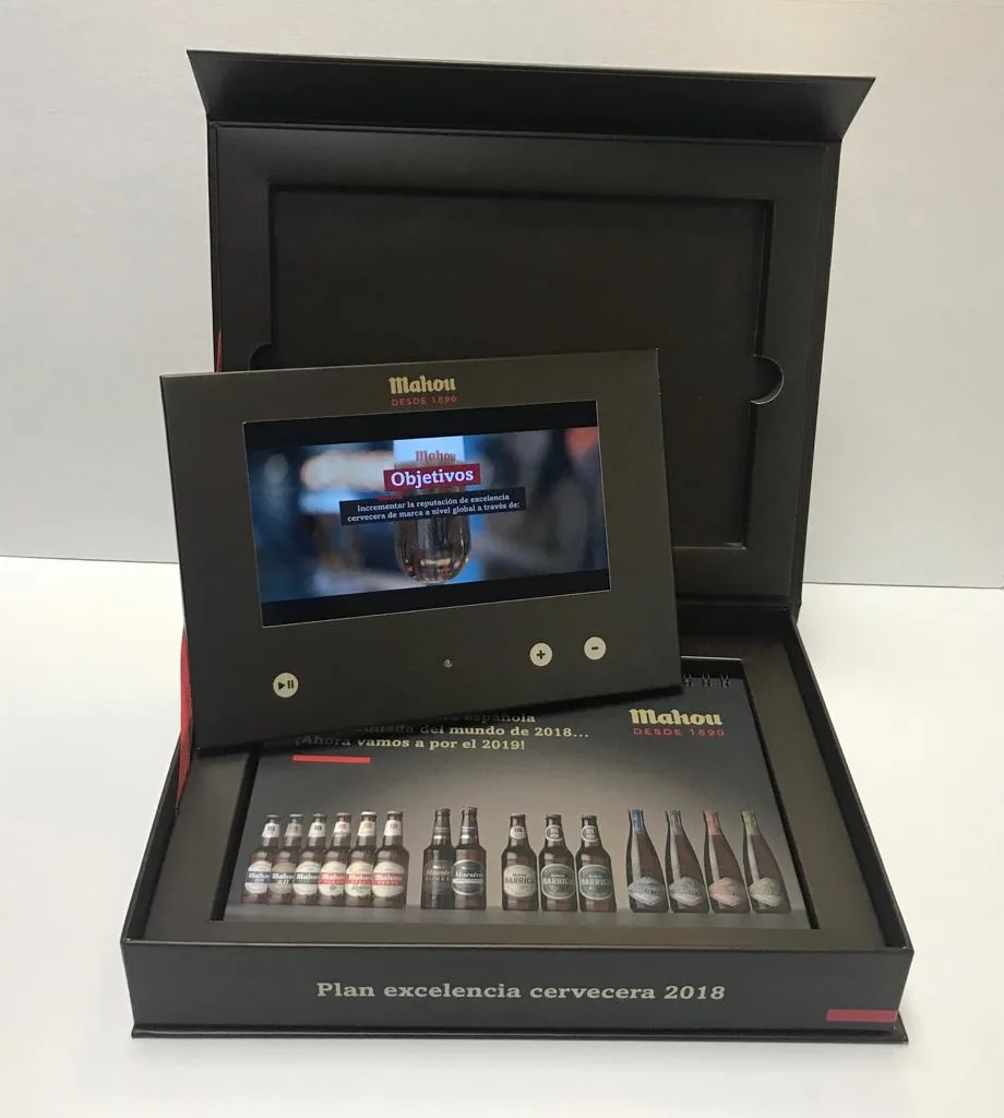 Caja Mahou con la pantalla extraída de la tapa