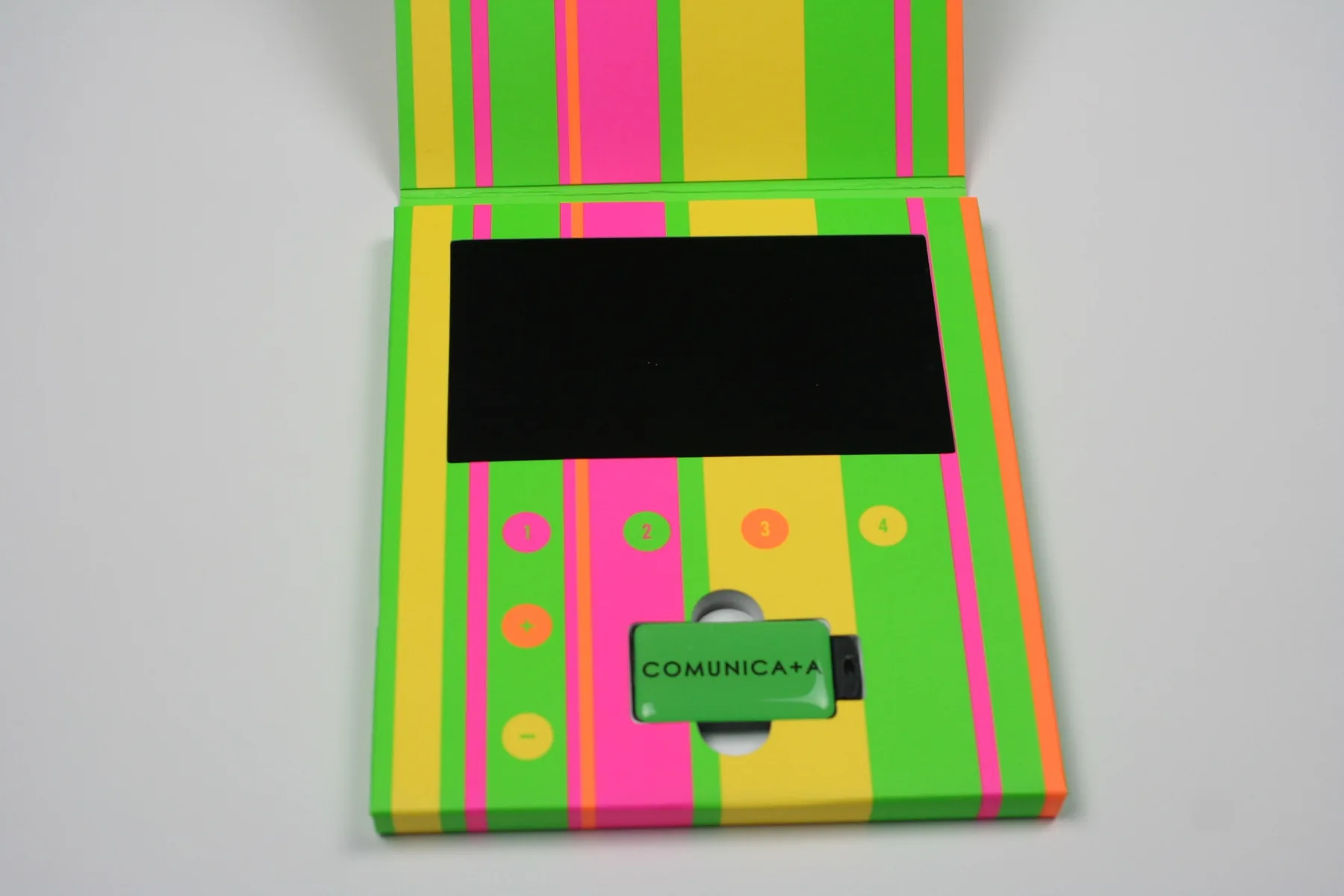 Carpeta multicolor con pantalla y memoria USB Comunica+A
