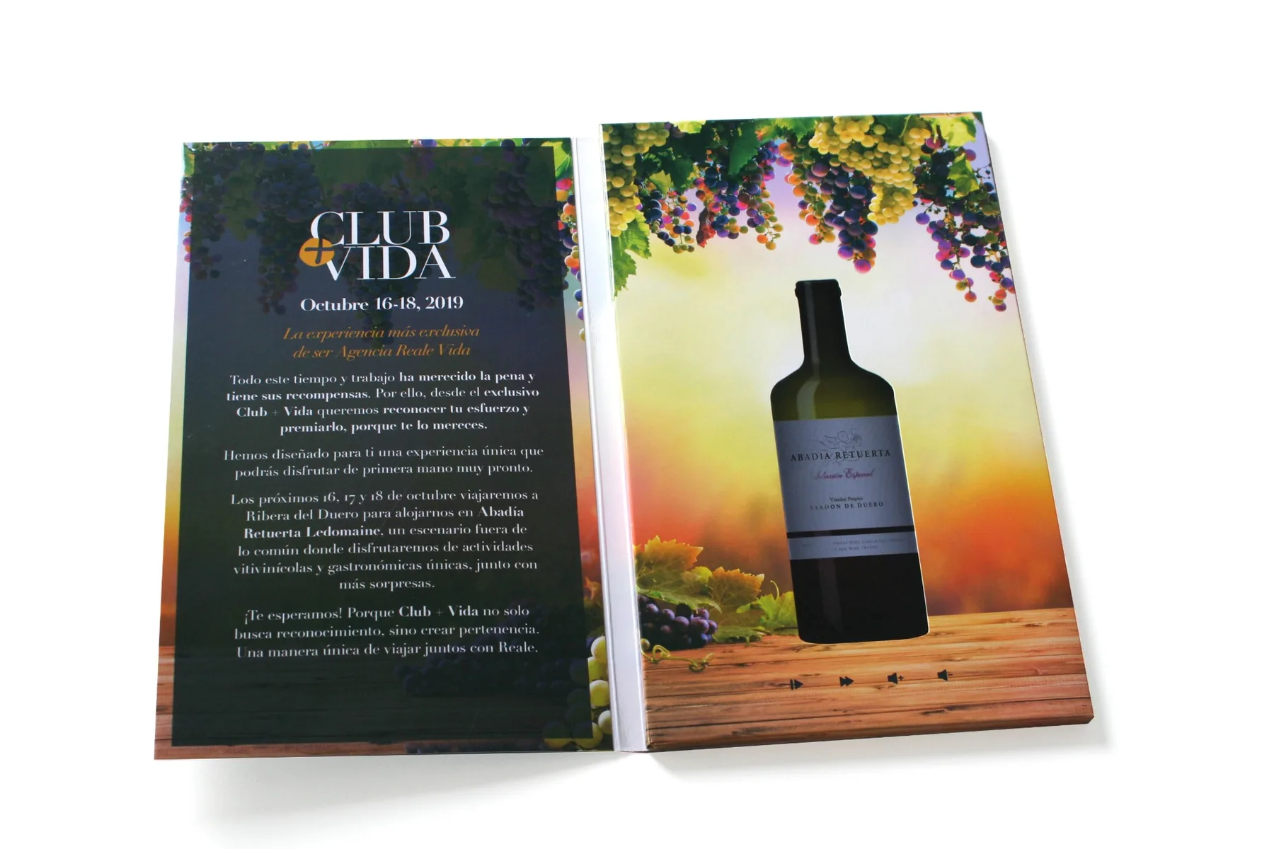 Díptico Club Vida abierto, con pantalla junto a una botella de vino impresa