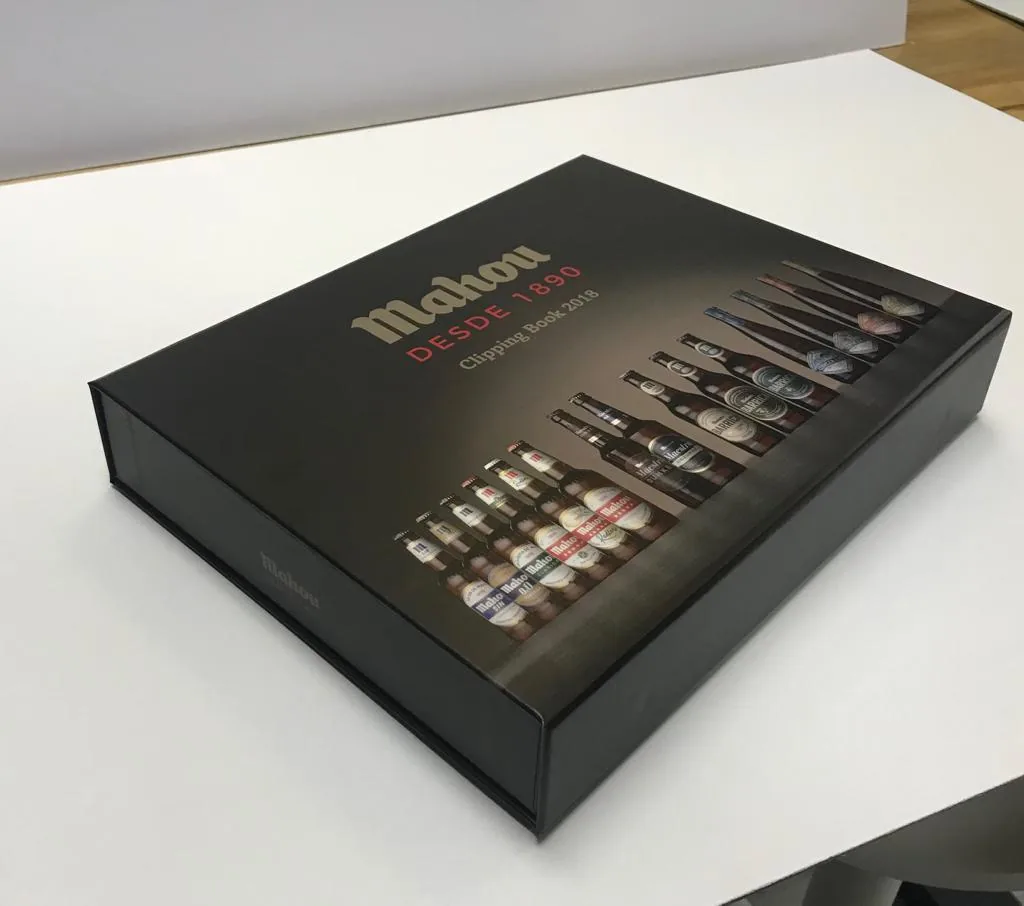 Caja Mahou cerrada con botellas impresas en la tapa