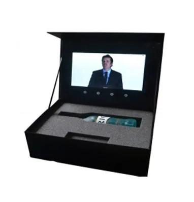 Caja negra con pantalla y botella alojada en espuma