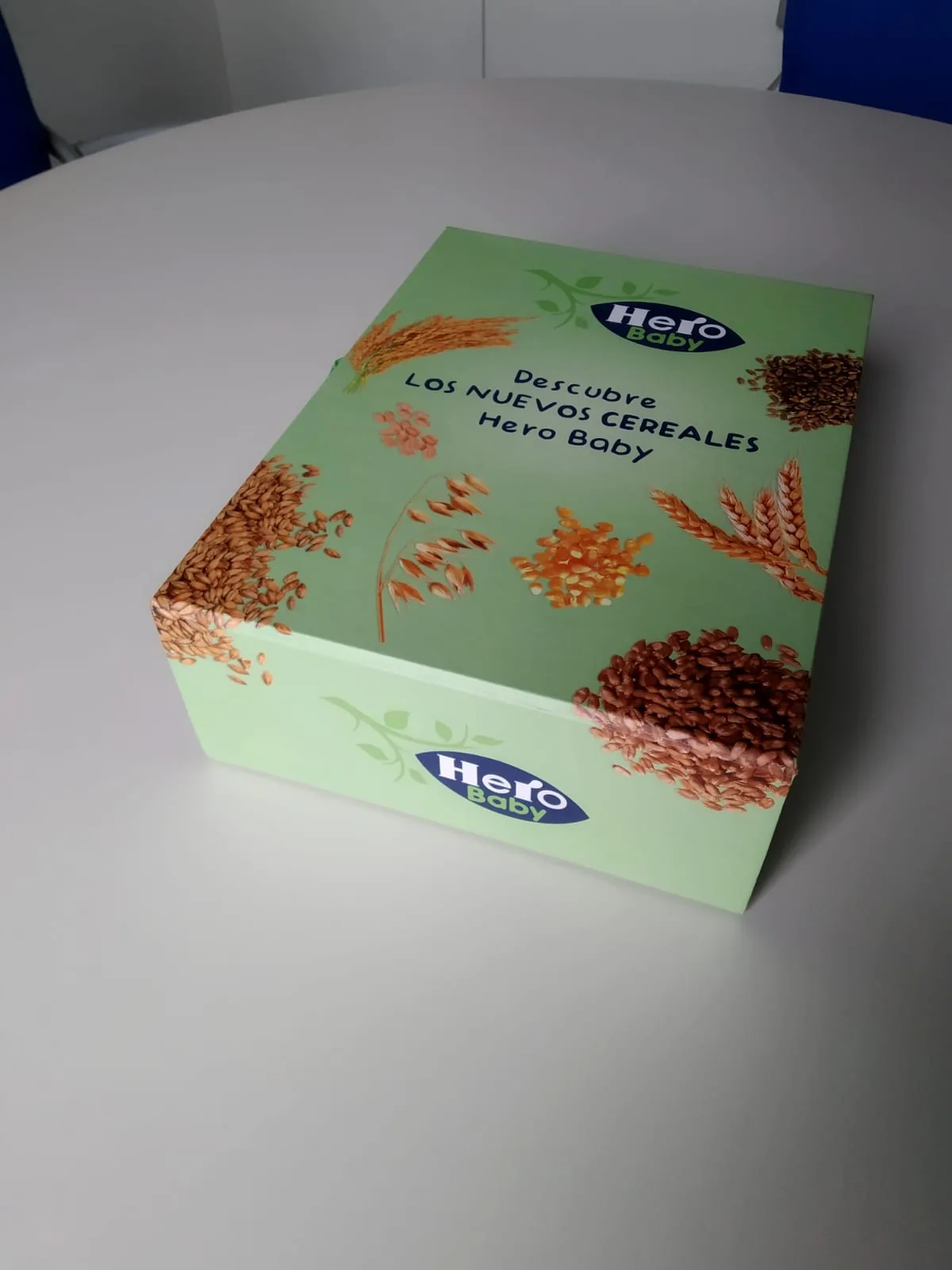 Caja Hero Baby cerrada, ilustrada con cereales