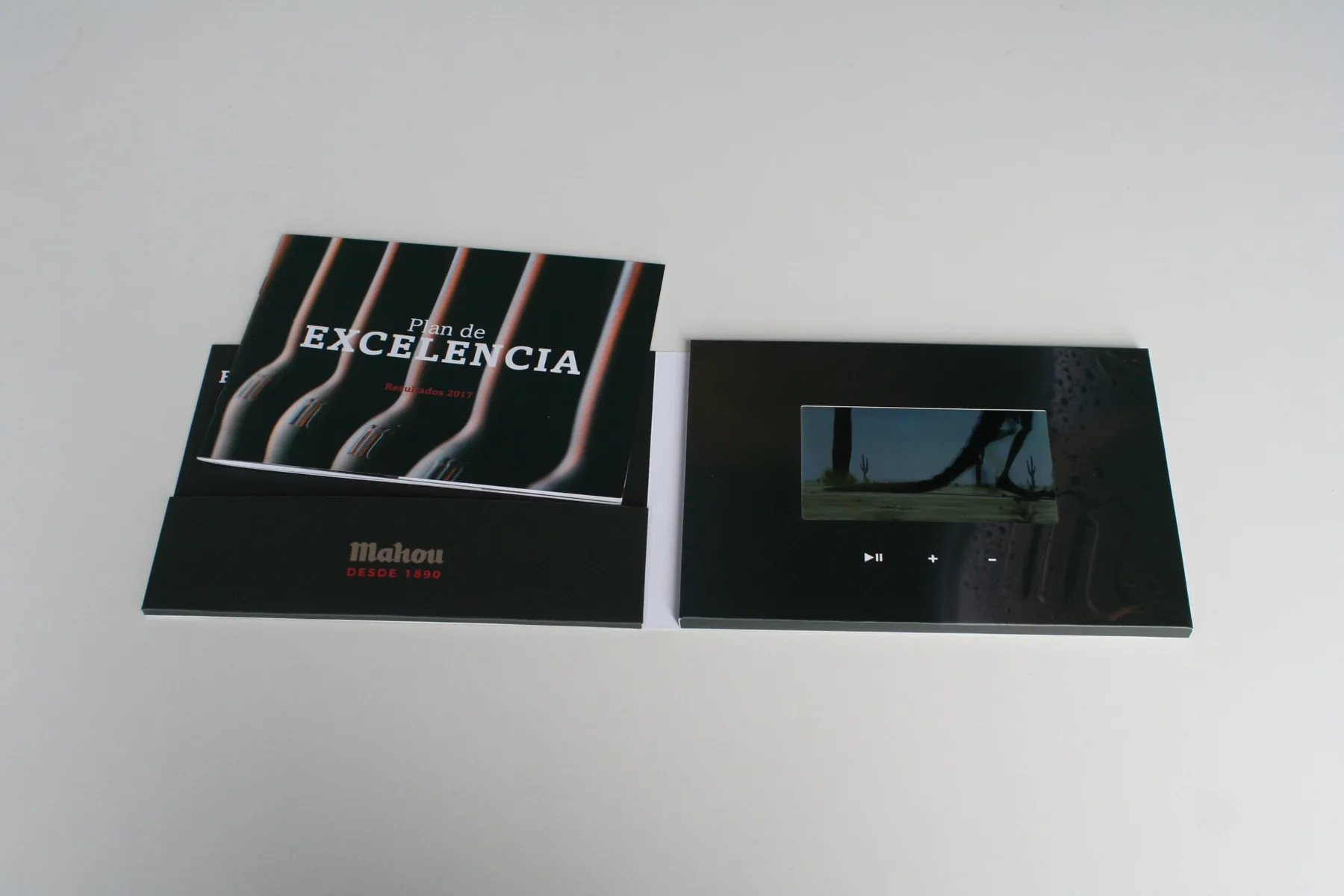 Carpeta Mahou Plan de Excelencia junto a su pantalla
