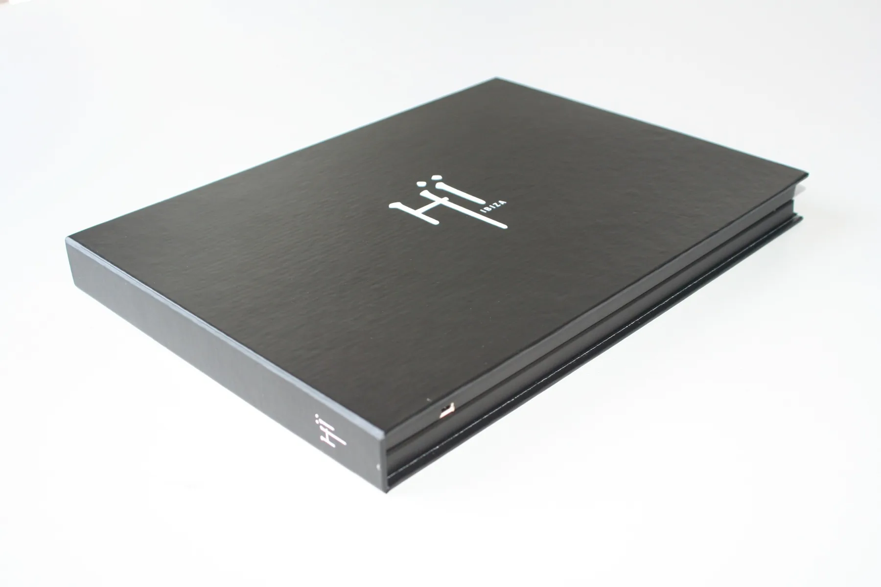 Carpeta negra cerrada con logotipo plateado