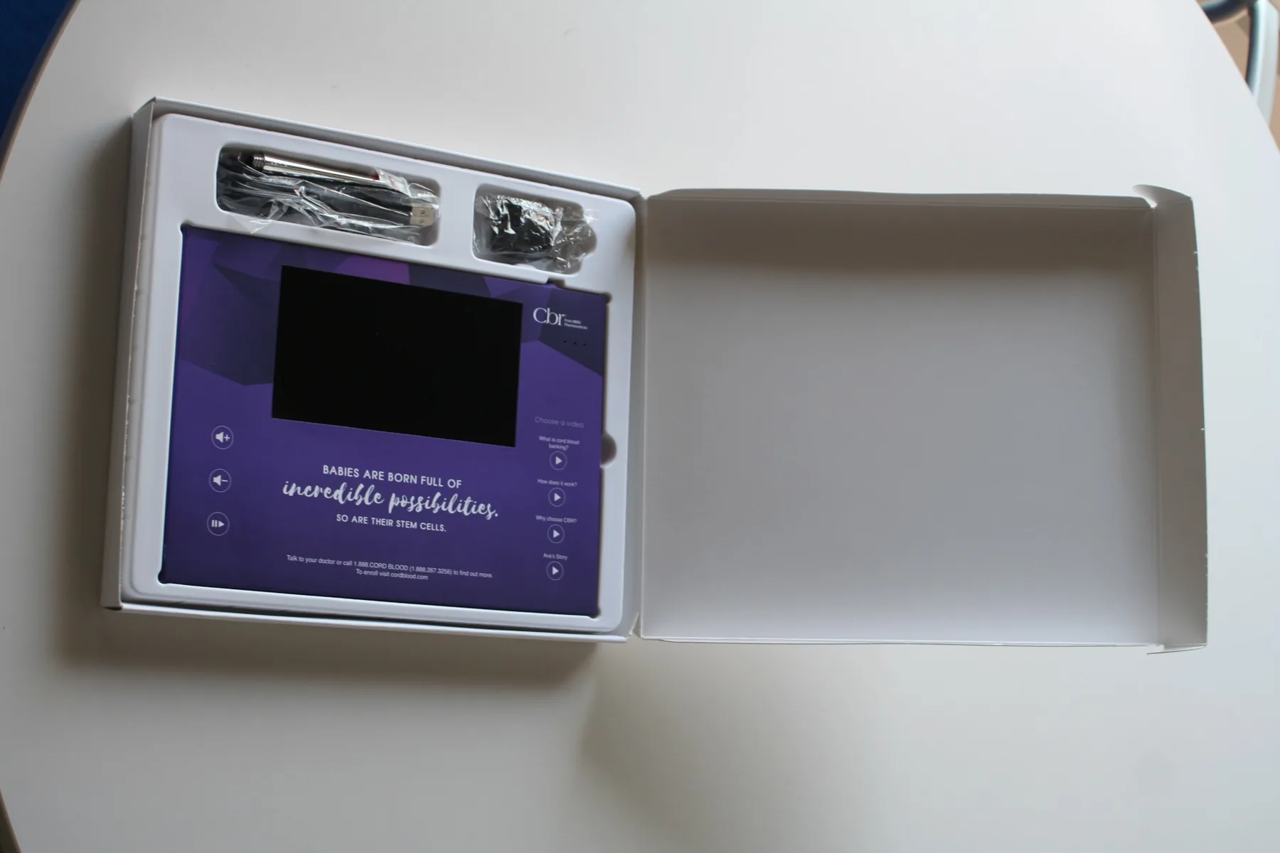 Display cbr dentro de su caja, con cables y accesorios