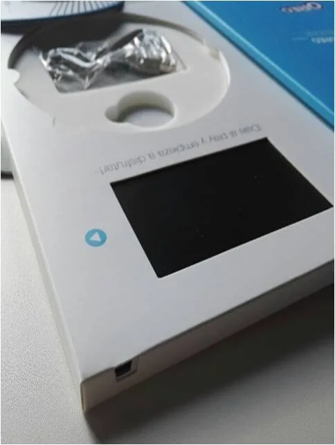 Detalle del interior del videoestuche Oreo, con pantalla y cable