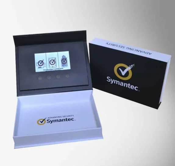 Caja Symantec abierta con pantalla, junto a su tapa