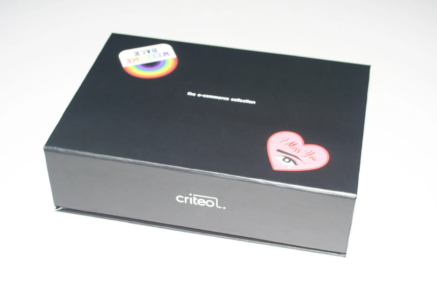 Caja Criteo cerrada, negra con pegatinas impresas