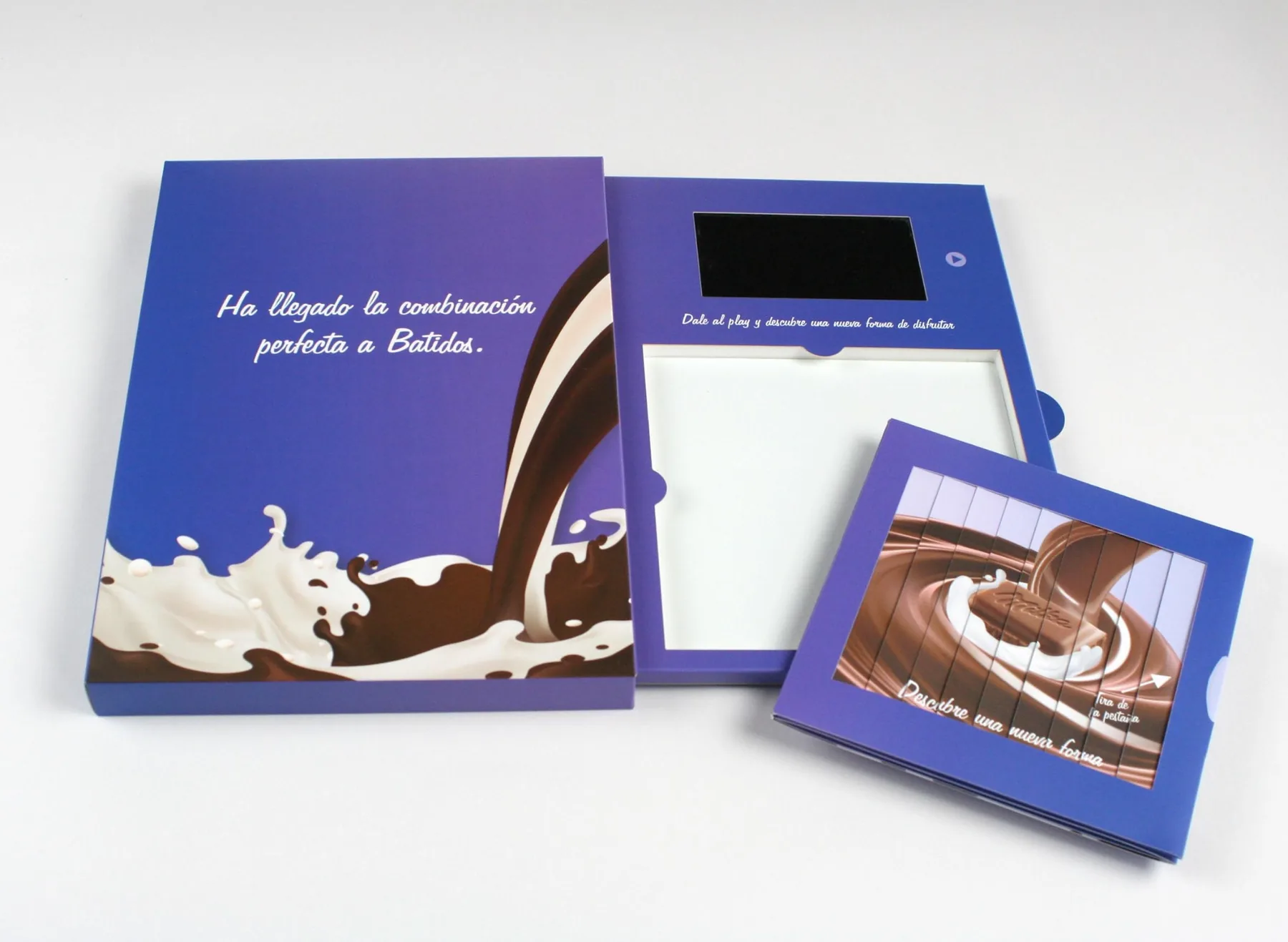 Tarjeta con pantalla en funda morada y tarjeta extraíble de chocolate