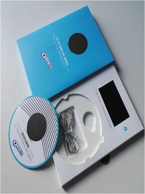 Videoestuche Oreo con el disco fuera y el cable de carga a la vista